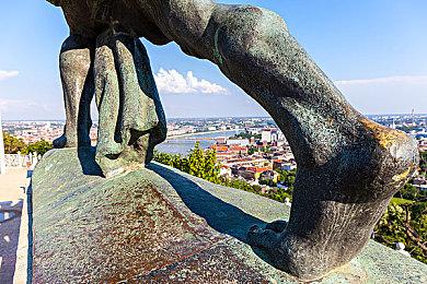 《时间旅者：重生曙光》新预告 大战危险怪物